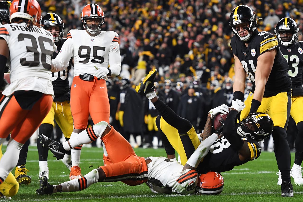 Pittsburgh tenía que vencer a los eliminados Browns para mantenerse con vida en la temporada y lo lograron con una destacada actuación de Najee Harris.