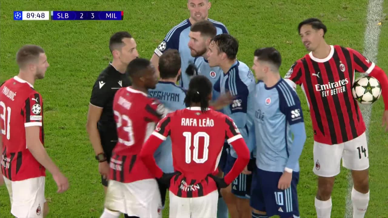 ¡Tarjeta Roja! Marko Tolic recibe la segunda amarilla y se va del juego.