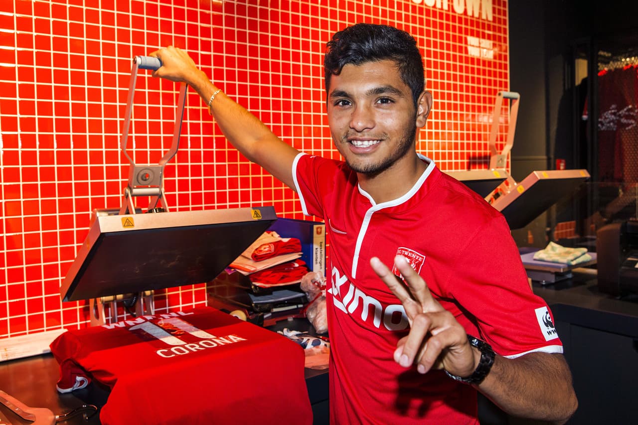 Jesús Manuel Corona tiene argumentos en la gambeta para ser una buena arma mexicana, le falta calma y pulir las jugadas finales y de ello Ricardo Ferretti sabe bastante. Foto Getty