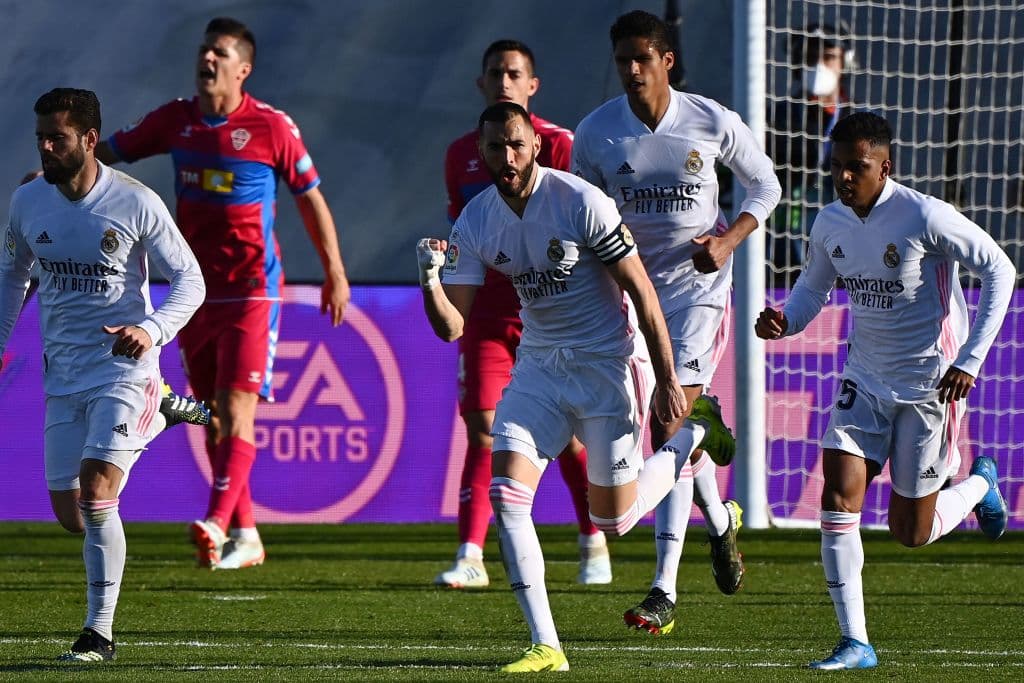 El doblete de Karim Benema (73' y 90+1'), el Real Madrid logra vencer 2-1 al Elche y continúan en la pelea por el título. El segundo go de Benzema llega como un balde de agua fría para el Elche, que se encunetra en la décimo séptima posición en la tabla con 24 unidades.