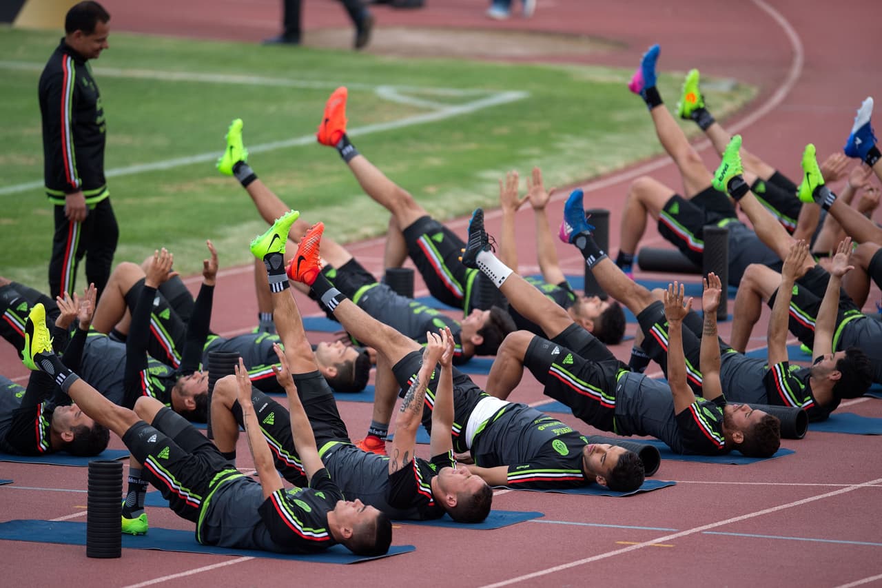 El trabajo de los mexicanos tendrá que ser muy fuerte para derrotar al líder del hexagonal de Concacaf, que además viene invocando 
<a href="http://www.univision.com/deportes/futbol/mexico/asi-fue-el-aztecazo-de-costa-rica-la-primera-derrota-oficial-del-tri-en-el-coloso">el 'fantasma del Aztecazo' del 2001, cuando los 'ticos' vencieron de visitantes</a>.