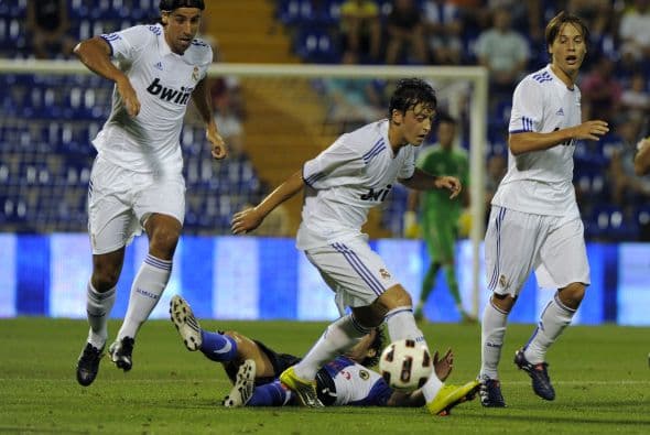 Otro nombre nuevo de la Liga ibérica es el del ahora madridista Sami Khedira (izquierda), que en Sudáfrica 2010 fue un todoterreno con Alemania y parece justo lo que necesita el cuadro 'merengue', a lo Makelele. Habrá que ver.