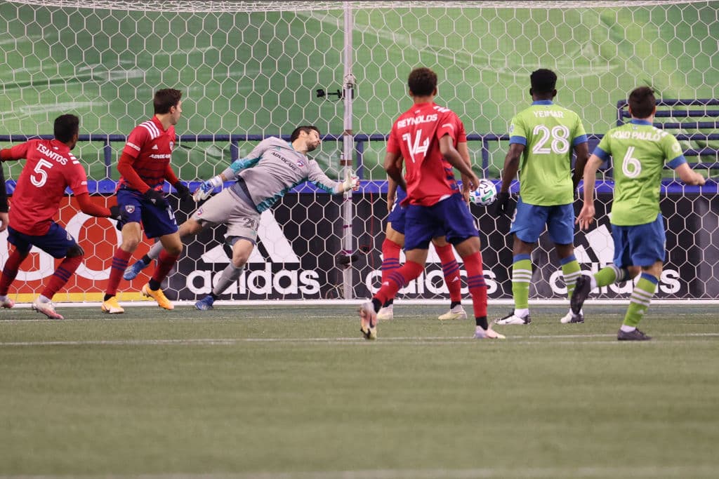 Con solitario gol de Shane O'Neill, Seattlo vence por la mínima Dallas y se meten a las finales de conferencia.