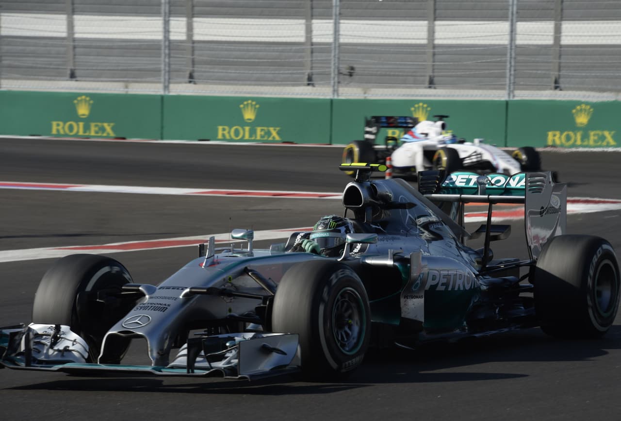 La
<b>Fórmula 1</b> introdujo nuevamente
<b>cambios radicales para 2014</b>, con la aparición de los
<b>motores híbridos de 1.6 litros turbo</b>. Al haber desarrollado prematuramente ese impulsor,
<b>Mercedes se volvería implacable con el W05</b>: 16 victorias en 19 carreras. Cinco serían para Rosberg (Australia, Mónaco, Austria, Alemania y Brasil). Sería subcampeón.