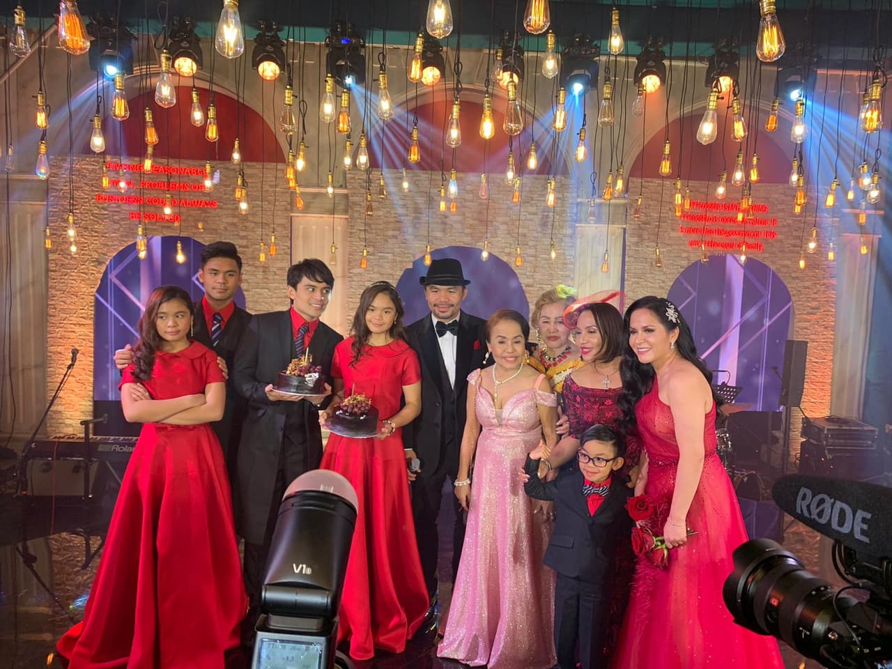 El boxeador filipino, Manny Pacquiao, festejó a lo grande su cumpleaños 41 en compañía de familiares y amigos.