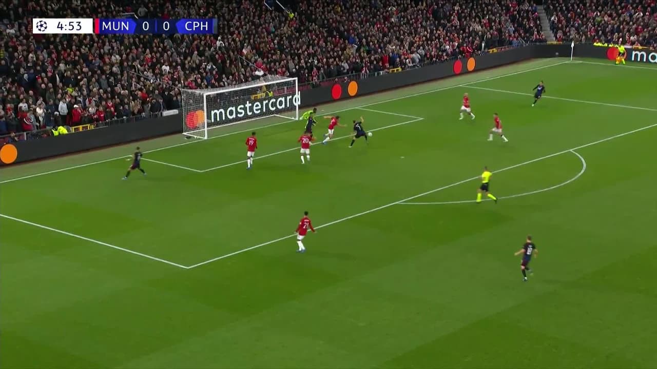 ¡CERCA! Diogo Gonçalves disparó que se estrella en el poste.