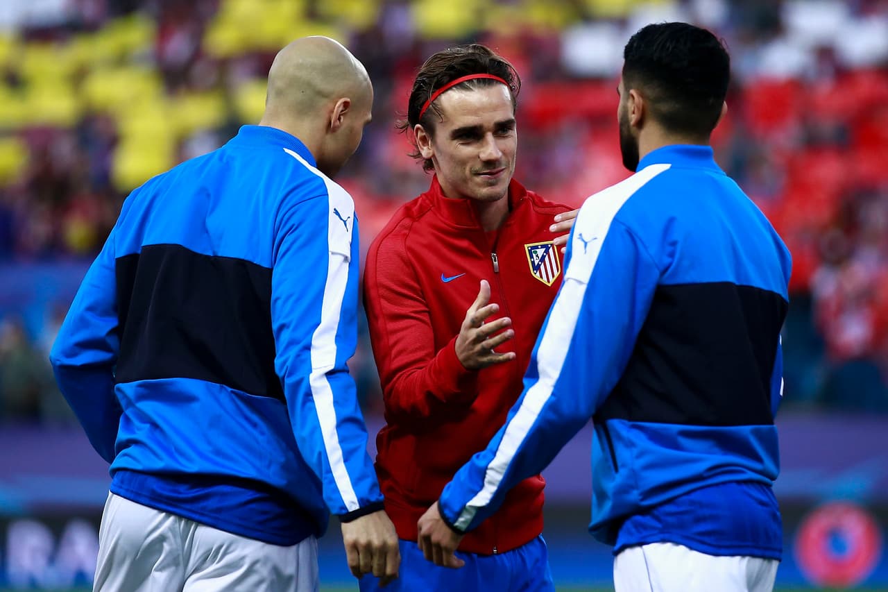 MADRID, SPAIN - APRIL 12: Antoine Griezmann (2ndL) of Atletico de Madrid clashes hands with Riyad Mahrez (R) of Leicester City FC and his teammate Yohan Benalouane (L) prior to start the UEFA Champions League Quarter Final first leg match between Club Atletico de Madrid and Leicester City at Vicente Calderon Stadium on April 12, 2017 in Madrid, Spain. (Photo by Gonzalo Arroyo Moreno/Getty Images)