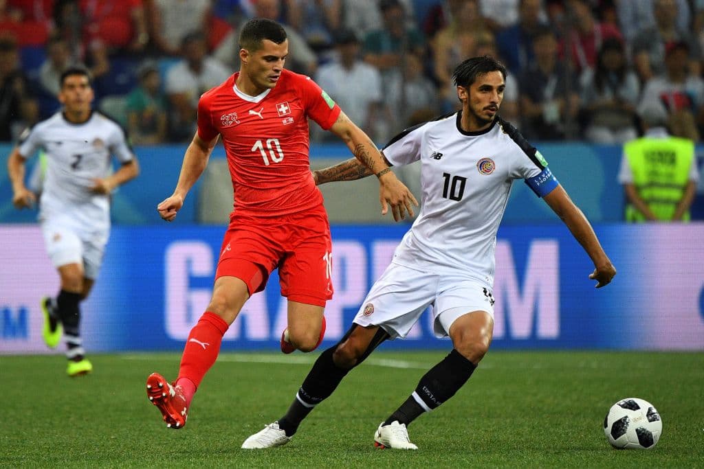 Con la misión de cerrar su participación en Rusia 2018 de la mejor manera posible Costa Rica empezó a asediar a los suizos pronto en el partido. El emblema tico Bryan Ruiz (der) levantando la mano.