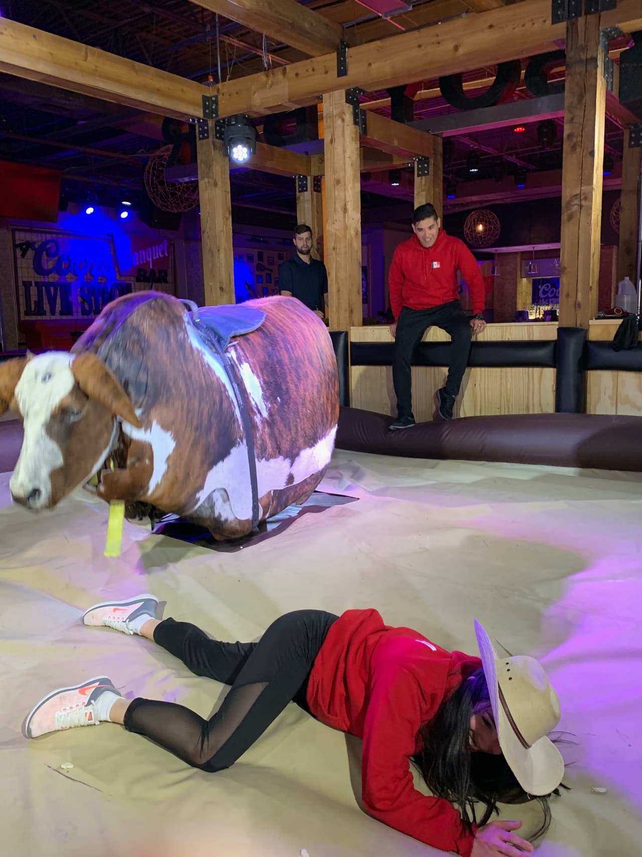 Los participantes de la emocionante Carrera de la Copa Oro de Univision Deportes visitaron Denver y aprovecharon para conocer el estadio de los Broncos, así como un bar de rodeo para pasar un buen rato.