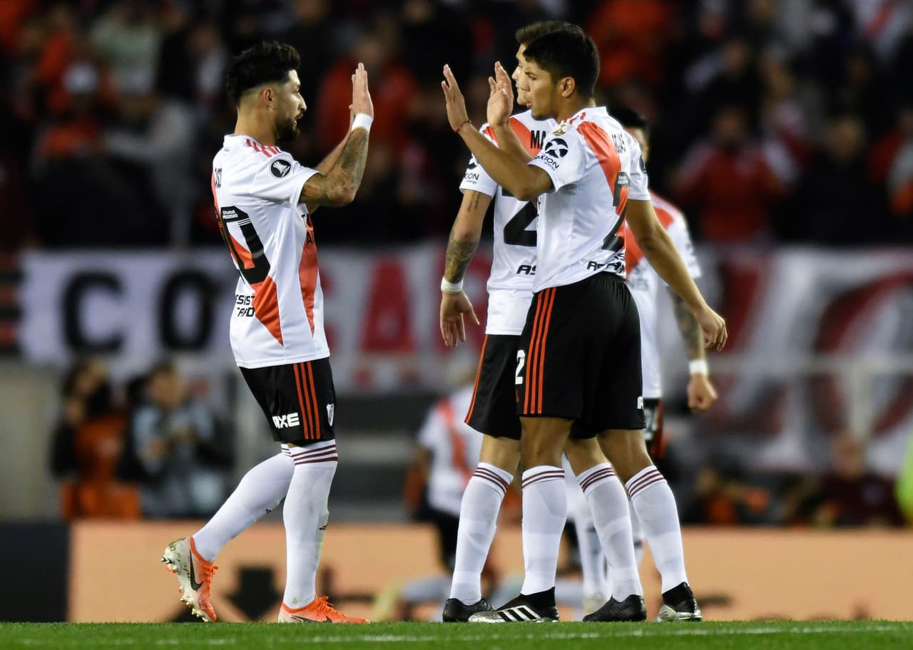 Milton Casco asistió a Exequiel Palacios en una jugada en el área de Juan Pablo Carrizo que acabó en penal.