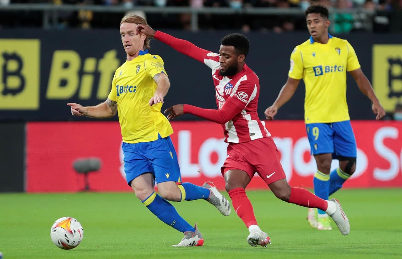 Atletico de Madrid golea a Cádiz 4-1 con anotaciones de Lemar, Griezmann, Correa y Cunha durante la décima Jornada de La Liga. Los Colchoneros son segundo lugar de la tabla.