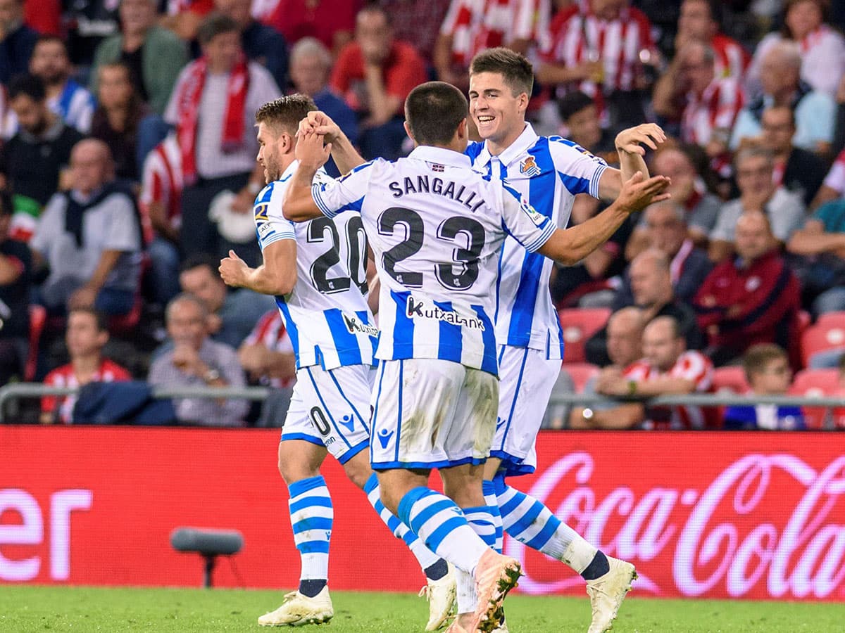 El otro gol de la Real Sociedad lo anotó el mediocampista Luca Sangalli (centro) al minuto 47.