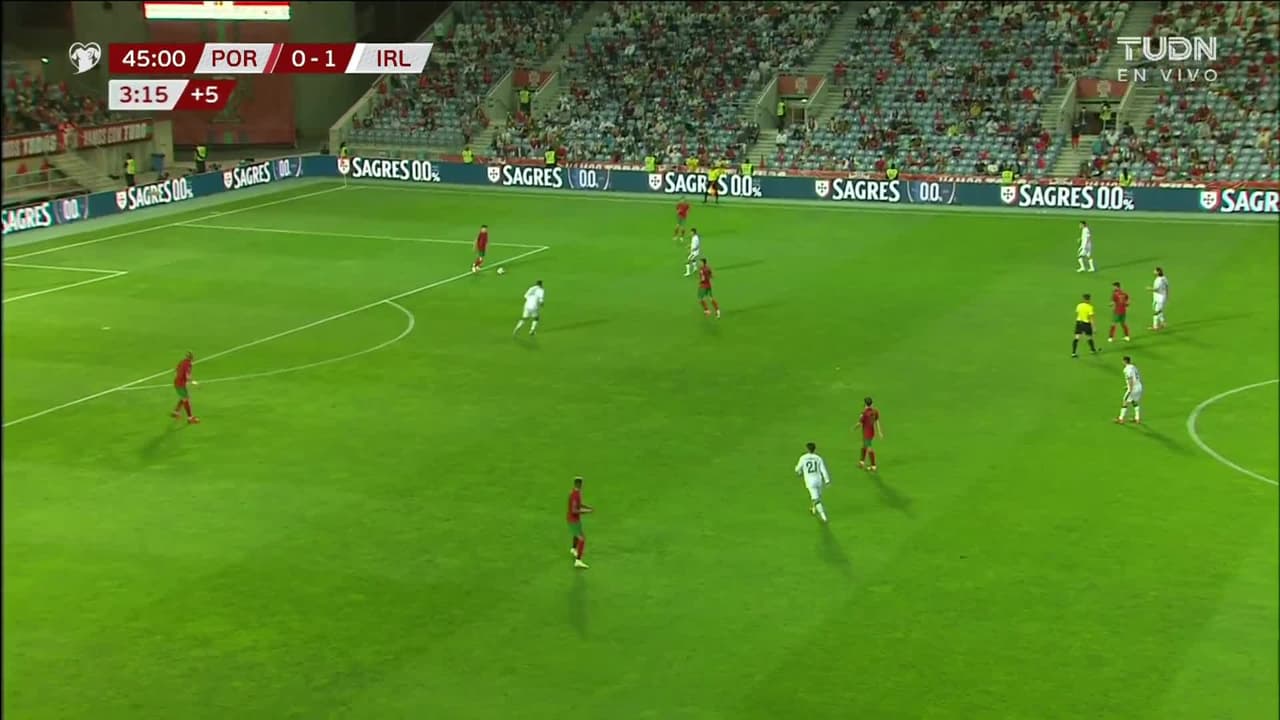 ¡TIRO ATAJADO! disparo por Diogo Jota.