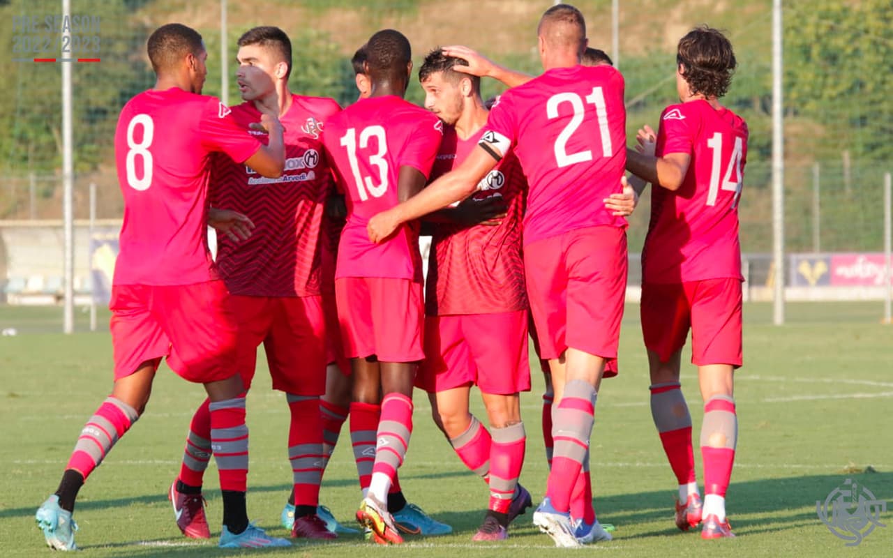 Johan Vásquez y Cremonese se mandan juegazo ante el Verona