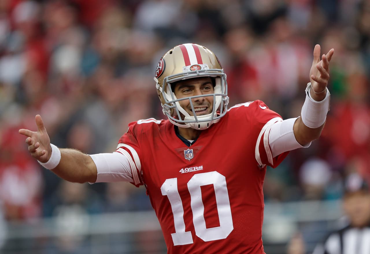 Jimmy Garoppolo, quarterback de los 49ers de San Francisco, festeja durante el encuentro ante los Jaguars de Jacksonville, el domingo 24 de diciembre de 2017 (AP Foto/Marcio José Sánchez)