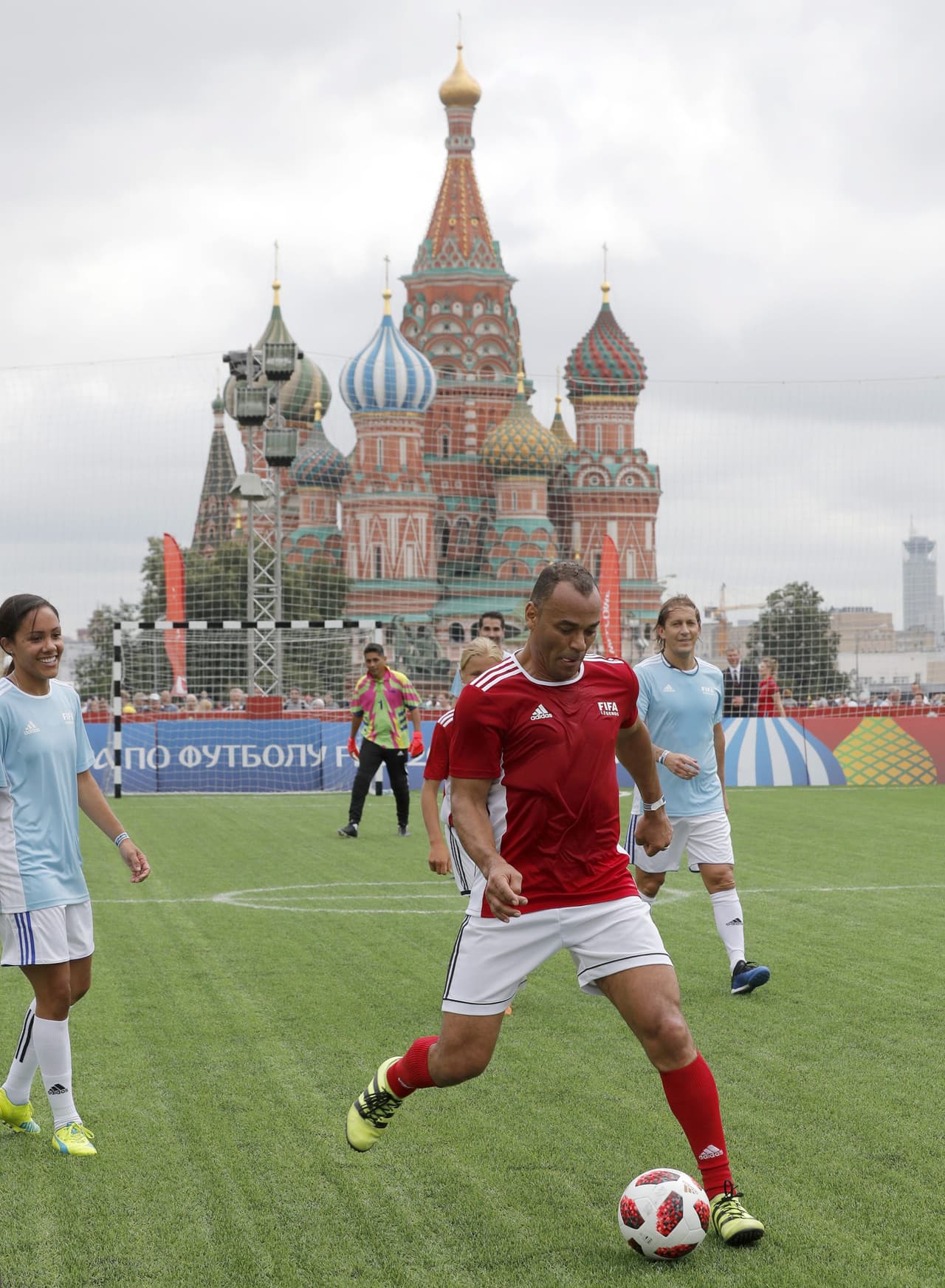 Por el equipo rojo, jugaron el mexicano Jorge Campos, el portugués Nuno Gomes, el argentino Juan Pablo Sorín, Cafú, Lothar Matthäus, la rusa Marina Fedorova y su compatriota Andrey Tijonov.