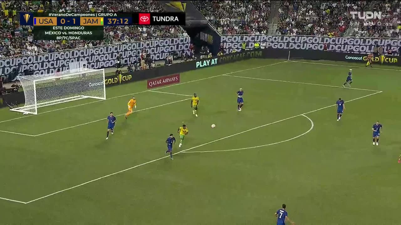 ¡TIRO ATAJADO! disparo por Leon Bailey.