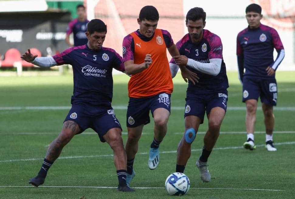Víctor Guzmán en un entrenamiento de Chivas.