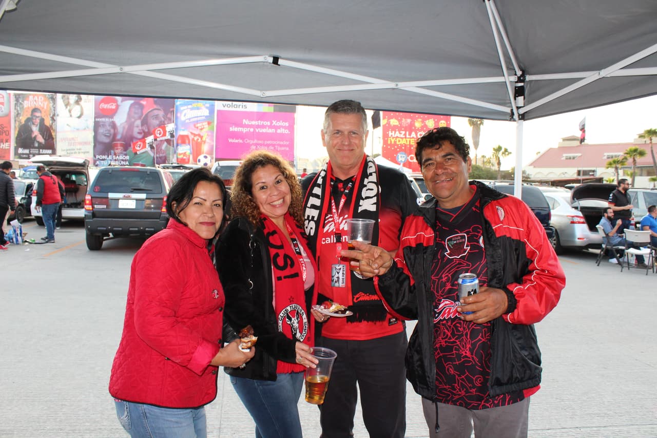Los fanáticos de los partidos Tijuana contra Atlas y de Puebla contra Pachuca prendieron con su alegría y colorido el arranque de la fecha 14 del Clausura 2018 en la Liga MX.