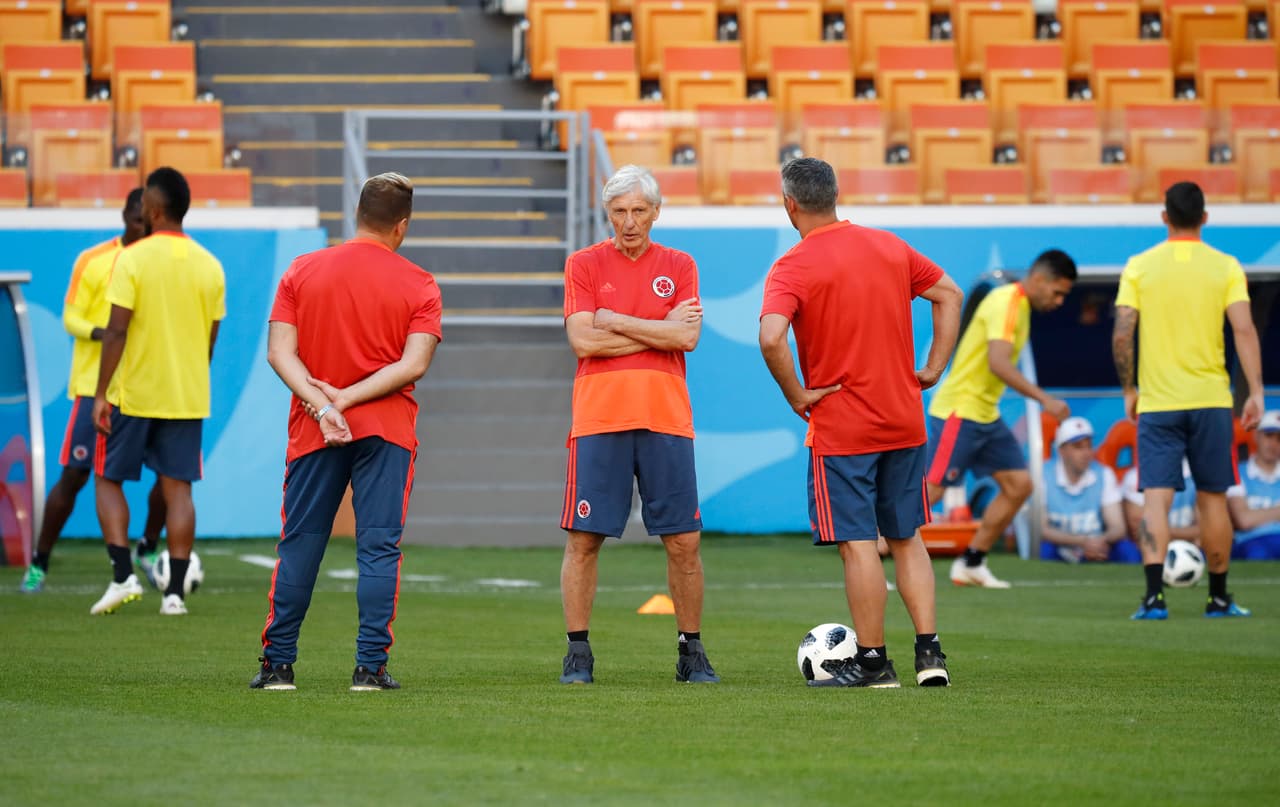 José Pekerman (centro) técnico argentino de la representación colombiana, se observa tranquilo pero por dentro sabe que las posibilidades que tiene su equipo se reducen a una sola: vencer a Senegal.