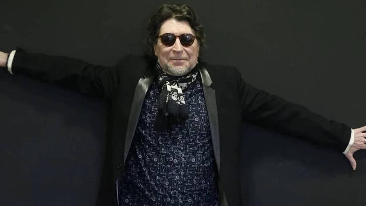 ‘A sus sesenta y diez’ ha tenido episodios graves de salud al grado que ha cancelado conciertos en varias ciudades de Iberoamérica, de las que ha salido bien librado... ‘el traje de madera que estrenará no está siquiera plantado’.