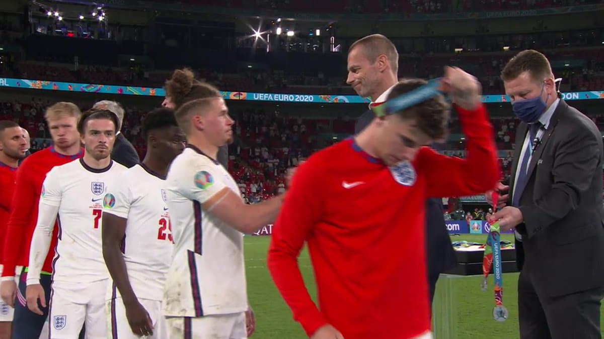 Inglaterra actúa a lo Edu Vargas y se quita la medalla de segundo lugar