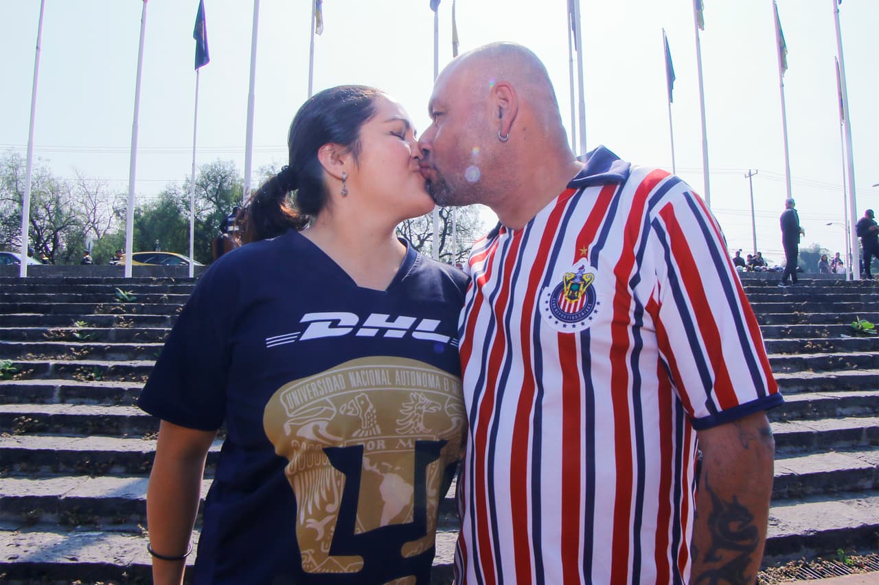La pasión fluye entre los fanáticos de Pumas UNAM y Chivas de Guadalajara en el duelo de la Jornada 12 en el estadio Olímpico Universitario por el Clausura 2019 de la Liga MX.