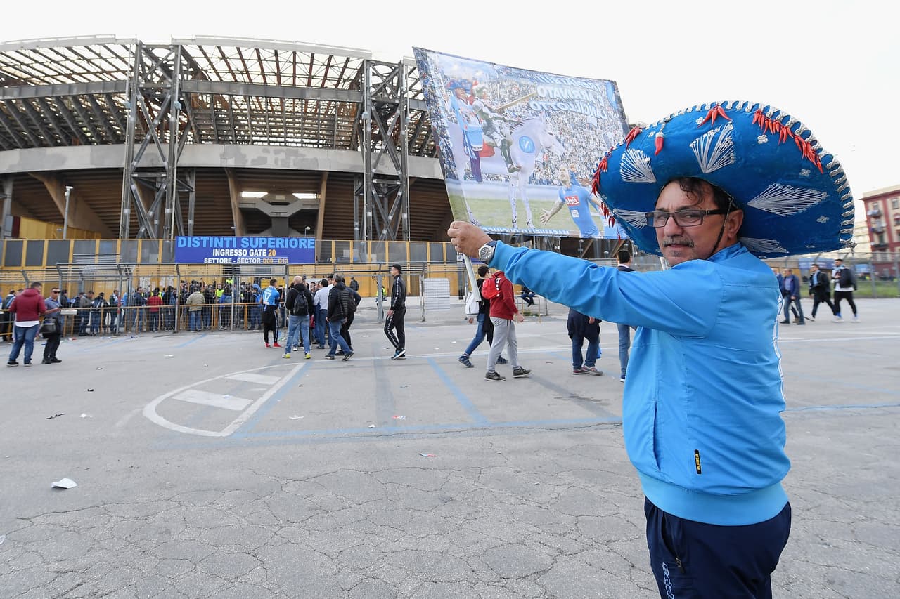 Los fanáticos le dieron su sello a la previa del duelo entre Napoli y Arsenal, donde la intensidad se mezcla con el colorido en el estadio San Paolo para el juego de vuelta de Cuartos de Final de la Europa League.