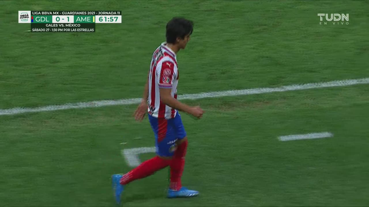 José Juan Macías se calienta por salir de cambio ante América