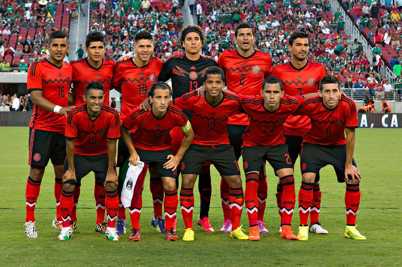 En 2014 usan un diseño y color diferente, pues sólo utilizan el color rojo y negro con una linea zigzageada negra cruzando el pecho.