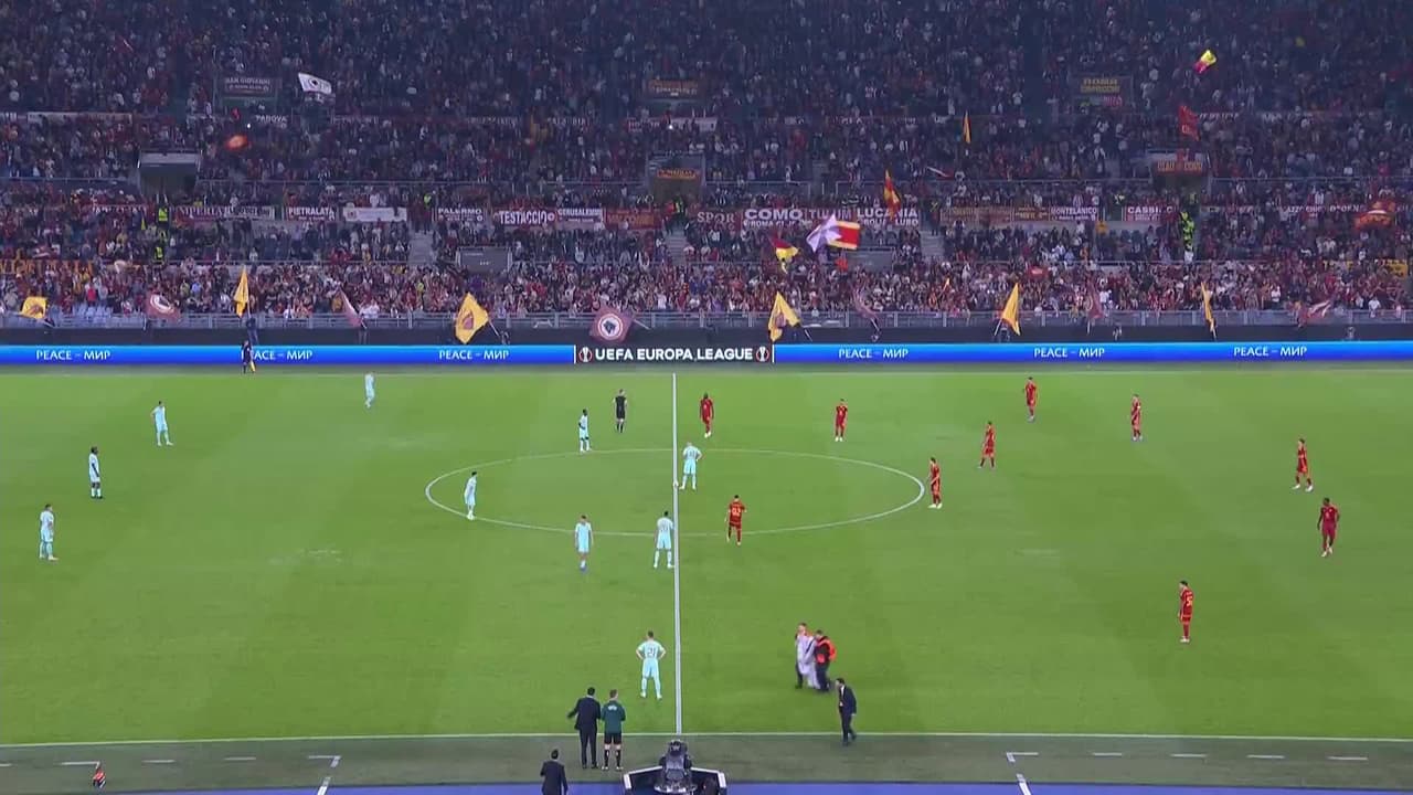Arranca el partido y la pelota está en juego.