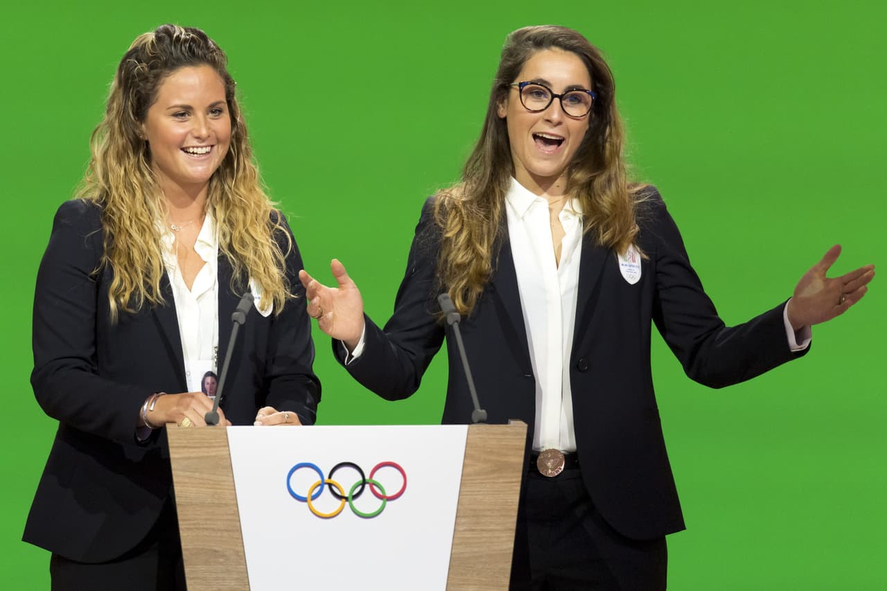 La snowboarder italiana Michela Moioli (izquierda) y la esquiadora italiana Sofia Goggia, participaron también de la asamblea del COI donde se llevó a cabo la elección.