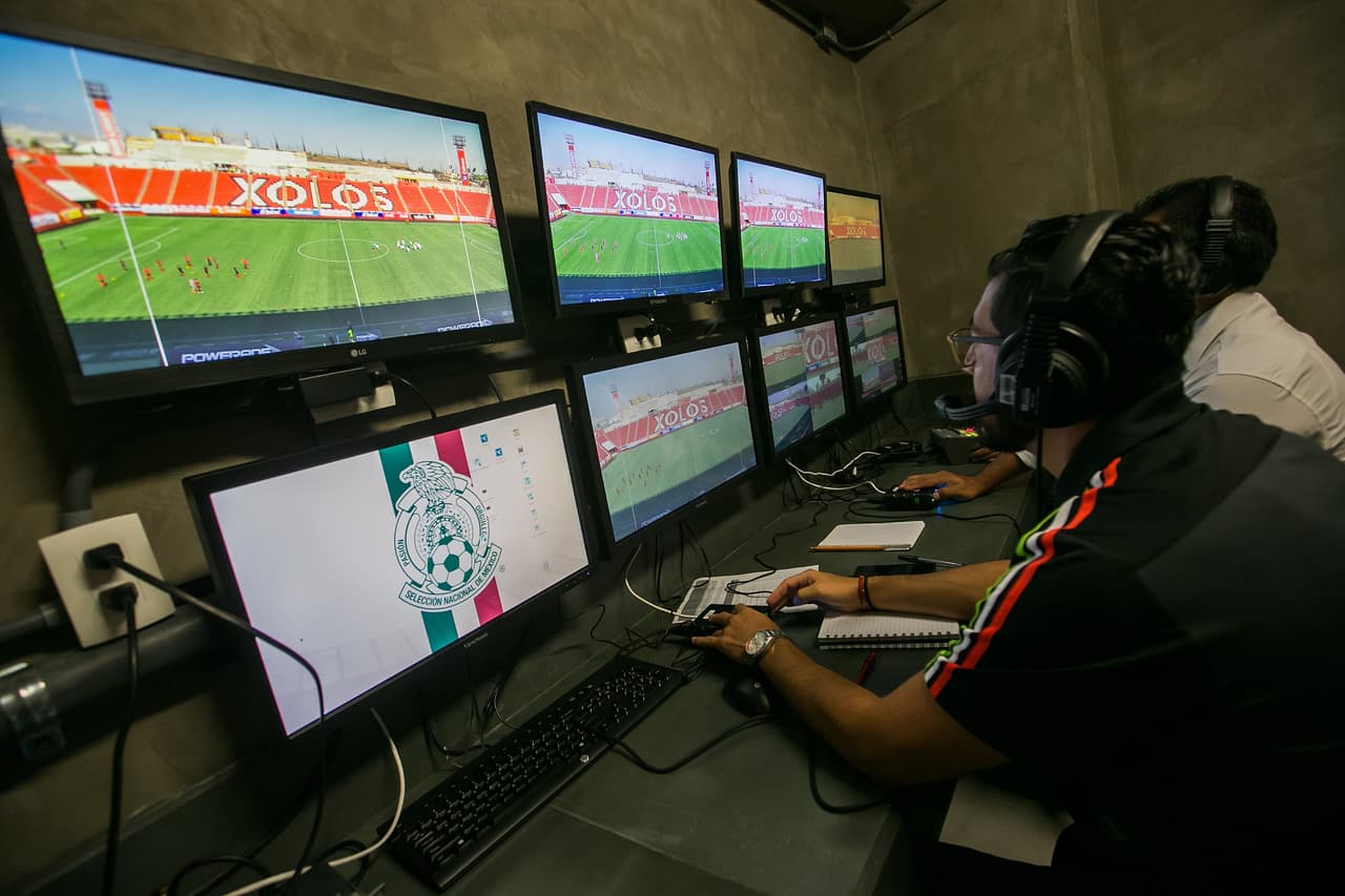 La video asistencia arbitral (VAR, por
<i>Video Assistant Referee</i>) llegó al fútbol mexicano y tuvo una prueba en el duelo Tijuana-Santos en el estadio Caliente por el Apertura 2018 del Sub-20.