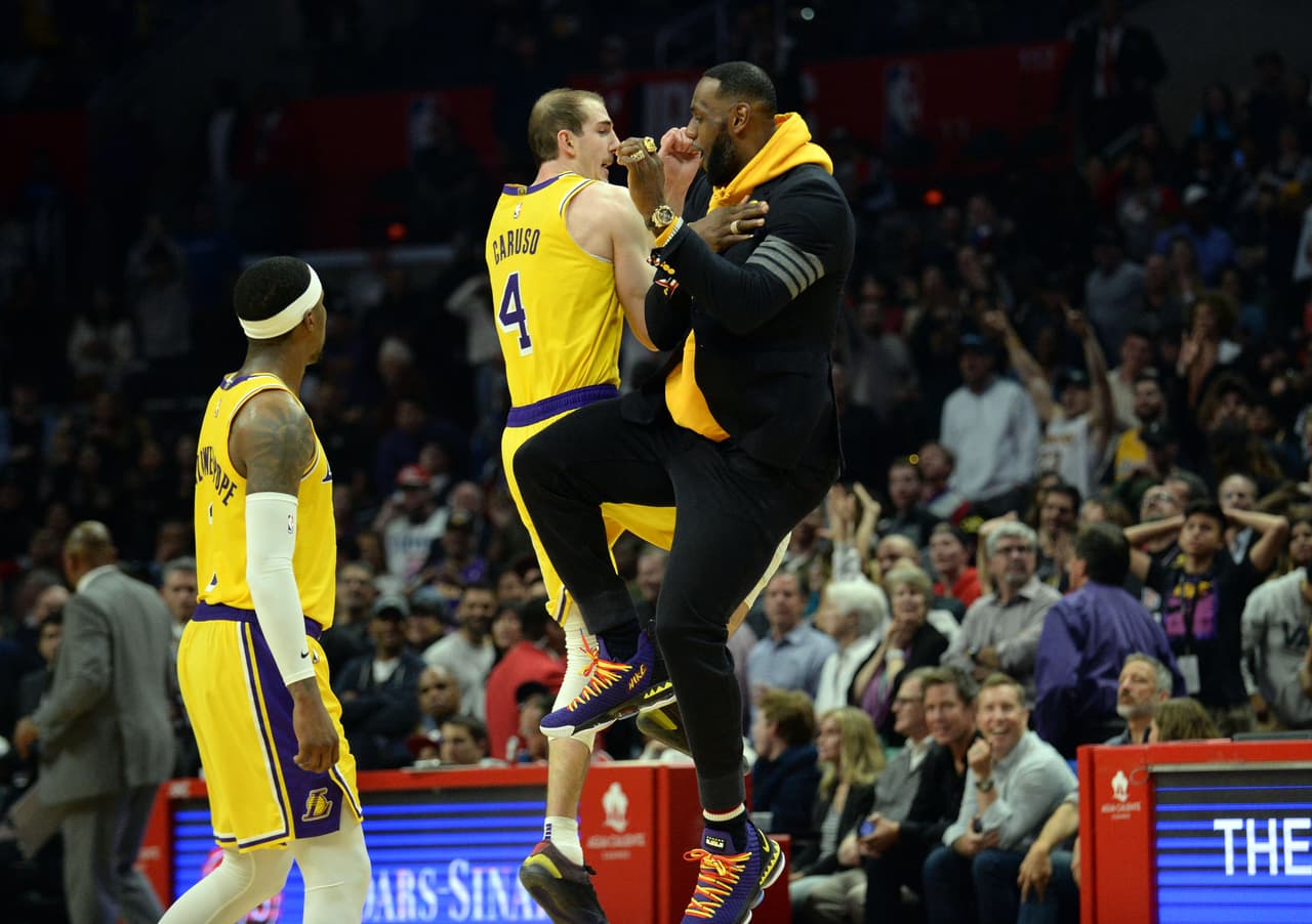 Lakers 122-117 Clippers: en el clásico de Los Ángeles el quinteto púrpura y dorado venció a pesar de la ausencia de LeBron James. Tarde se acordaron los de Luke Walton de ganar, esta vez con un Alex Caruso intratable. El alero logró un doble-doble de 32 puntos y 10 rebotes.