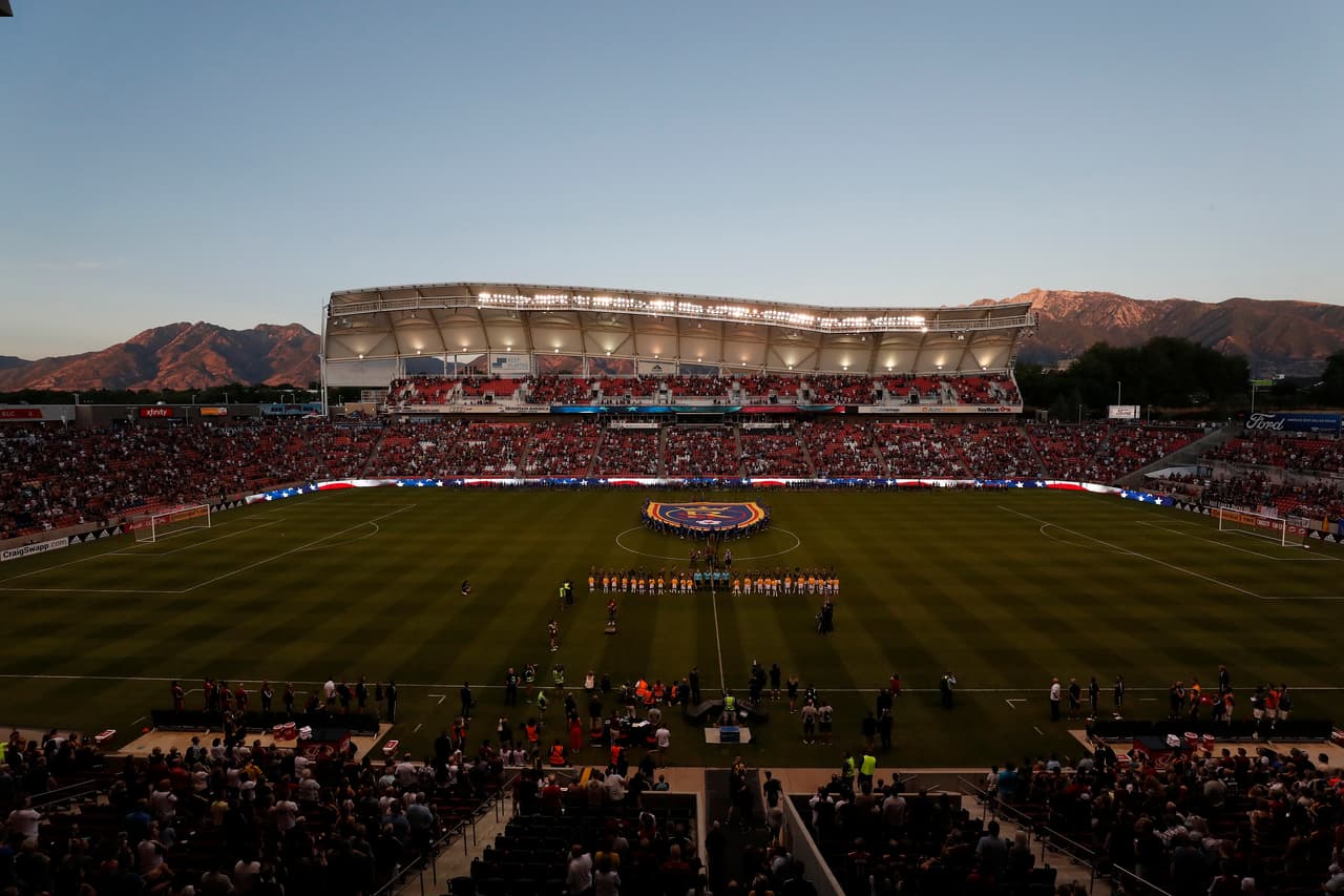 El estadio está ubicado en un marco natural incomparable, con las Montañas Rocosas de fondo.