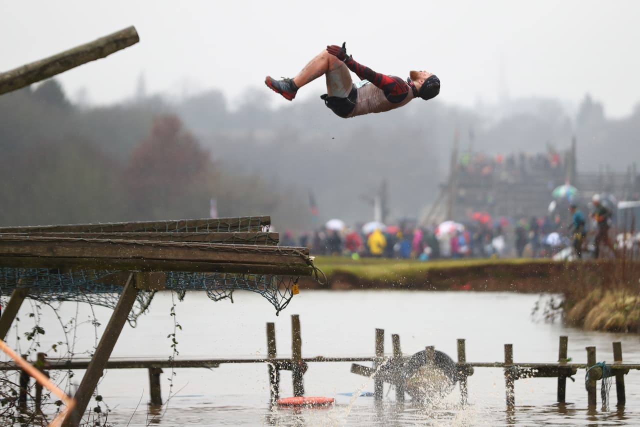Los participantes se enfrentan a obstáculos extremos en una zona rural en la localidad de Perton, a 225 km al noroeste de Londres.