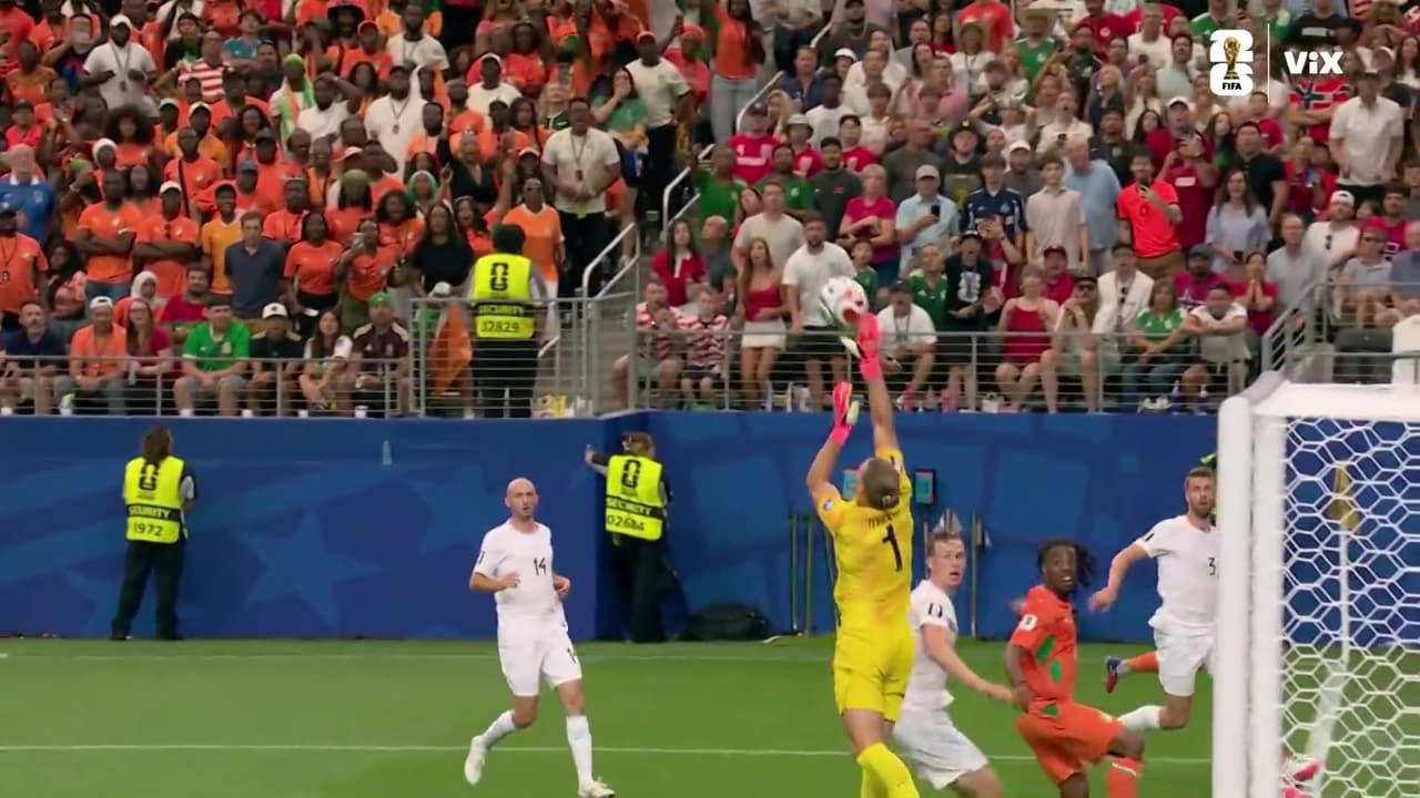 ¡Casi sorprende Konan! Nyland evita un gol increíble