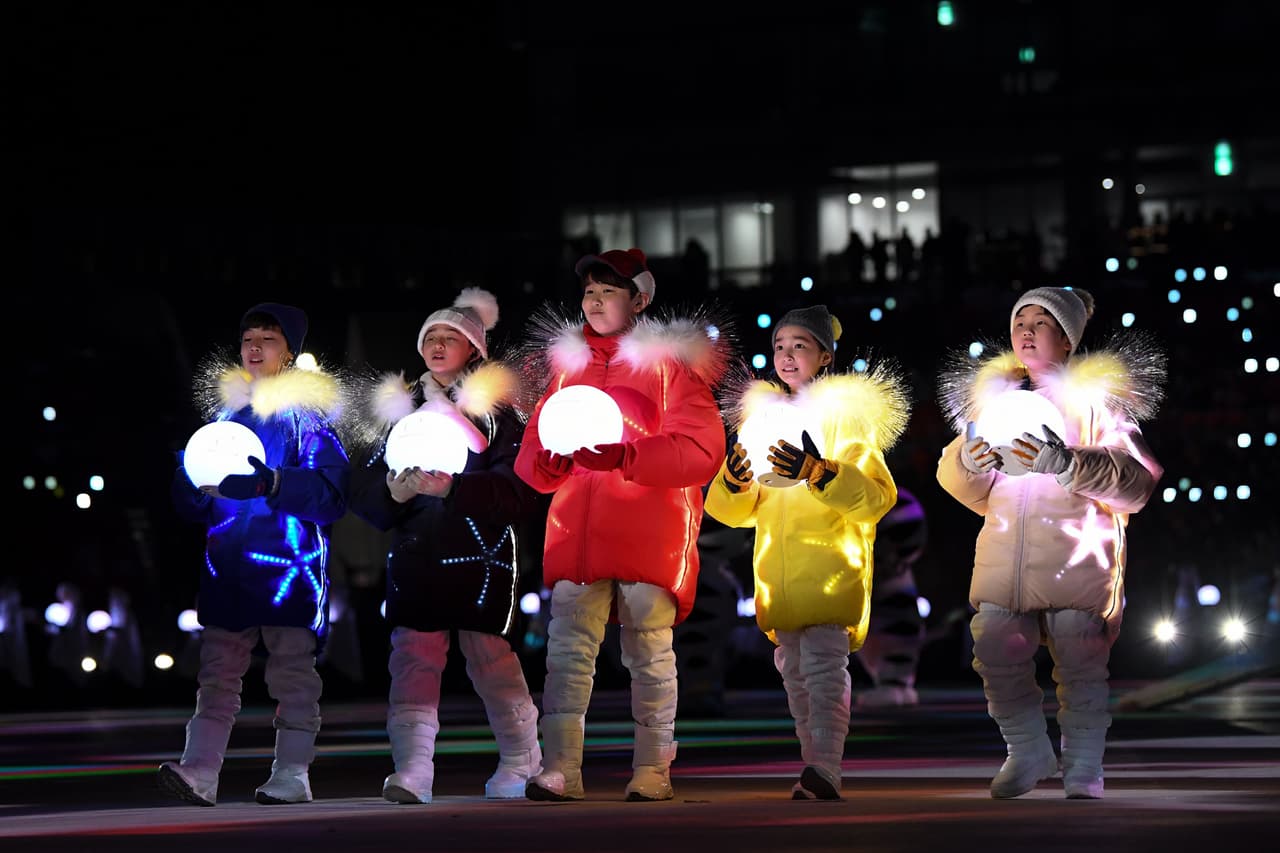 La ceremonia de cierre de Juegos Olímpicos de Invierno en Pyeongchang 2018 tuvo pirotecnia, luces, baile, música y colorido, un espectáculo que reflejó el brillo de la competencia en Corea del Sur.
