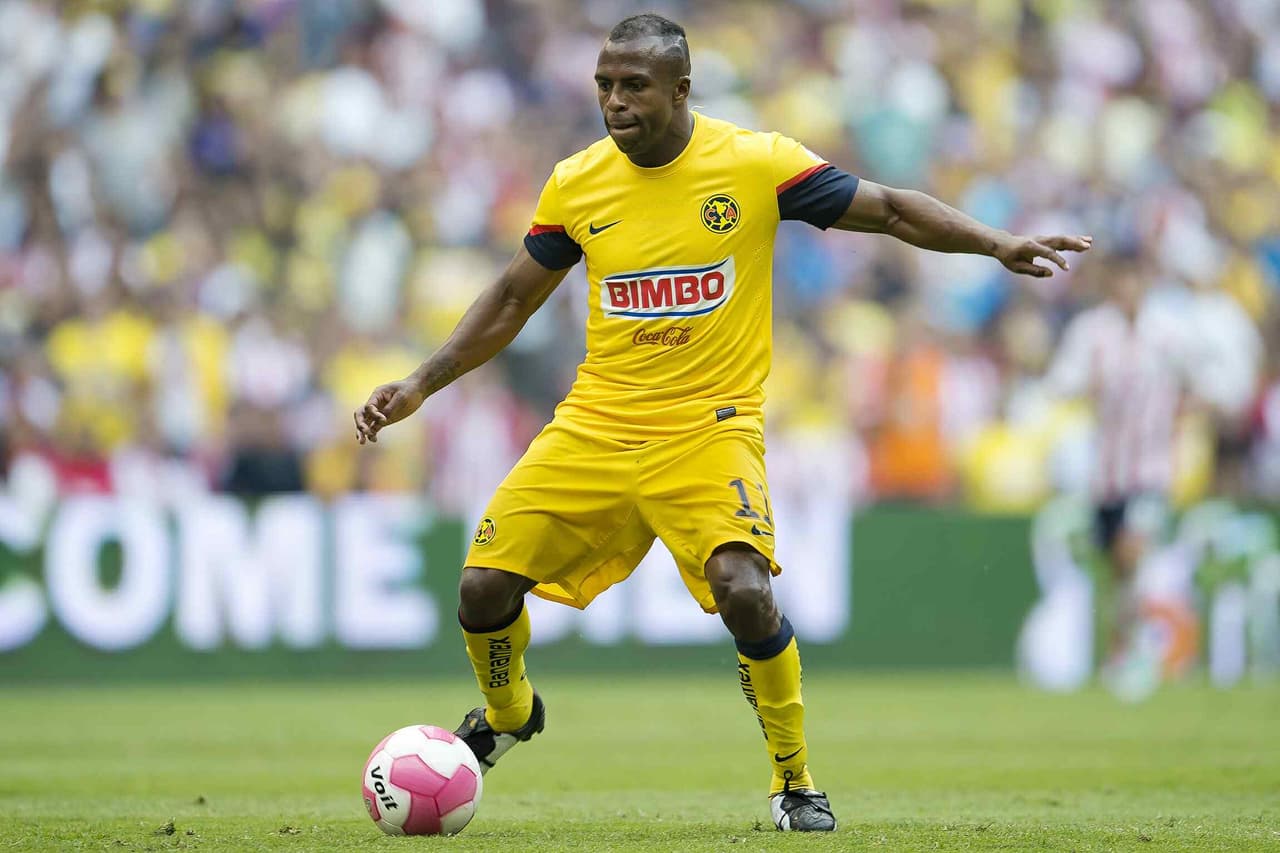 Vistiendo la playera del América, Benítez logró hacer historia y se convirtió en el primer futbolista del América en ser campeón de goleo en tres torneos de manera consecutiva.