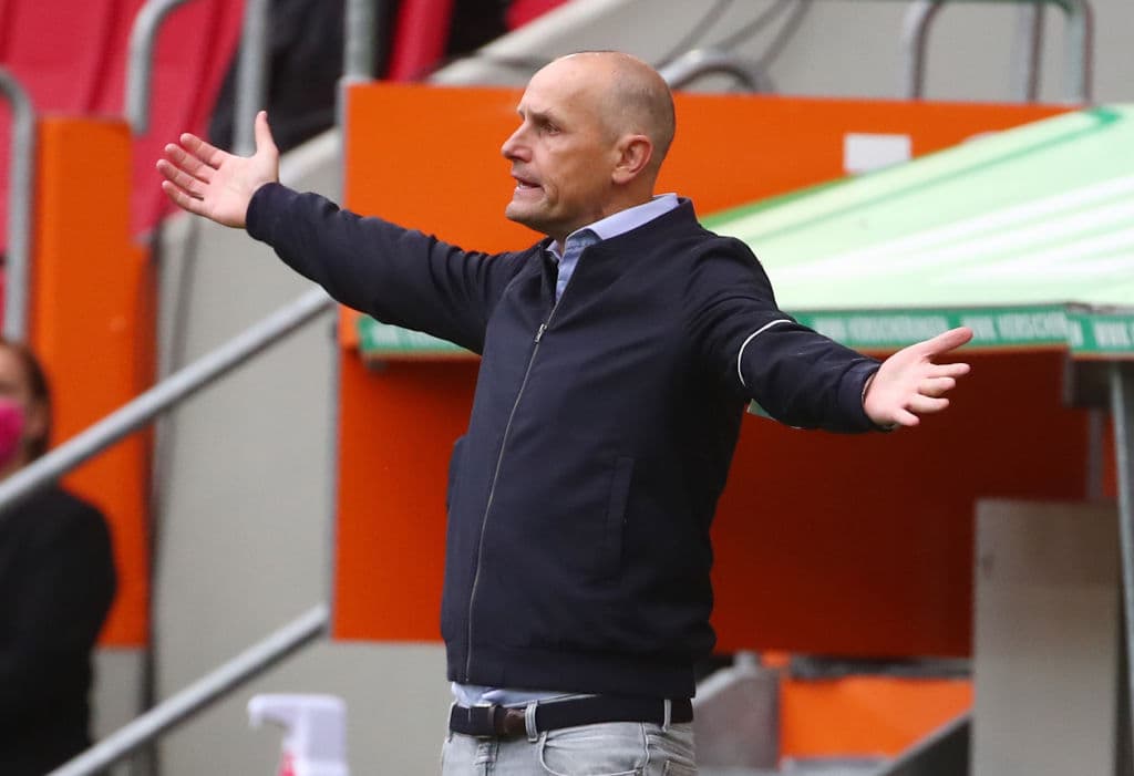 Heiko Herrlich reclama una jugada dudosa en contra de su equipo, el Augsburg.