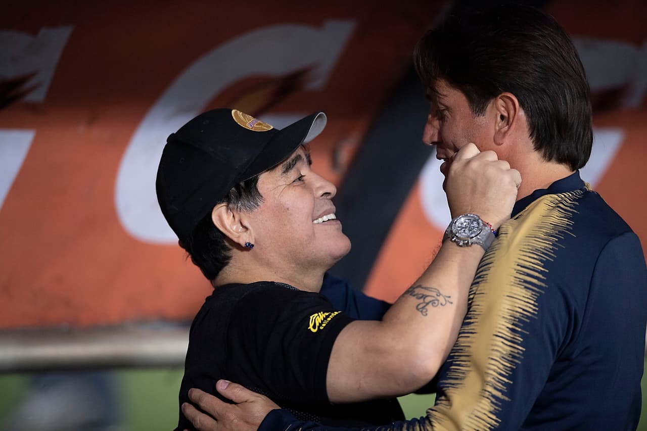 Los dos entrenadores, Diego Maradona de Dorados, y Bruno Marioni de Pumas, ambos argentinos, saludándose con fervor antes del inicio de las hostilidades.