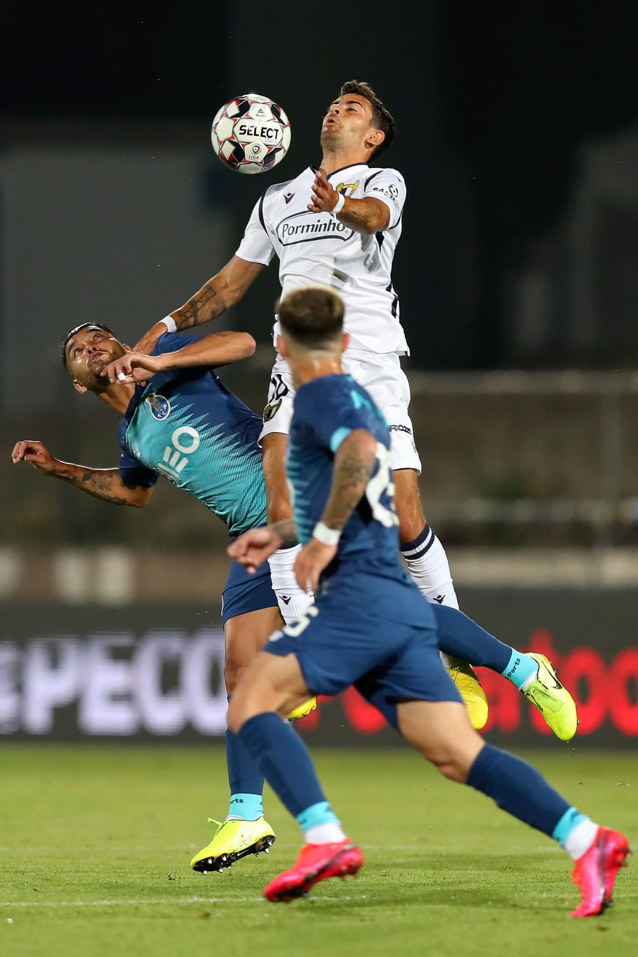 Ruben Lameiras se levanta a pelear el balón con el Tecatito Corona y le gana el balón fácilmente.