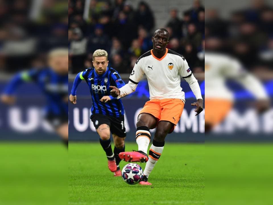 ¡Cuidado que ahí viene 'el Papu' Gómez! Lo mejor es soltar el balón para no perderlo.