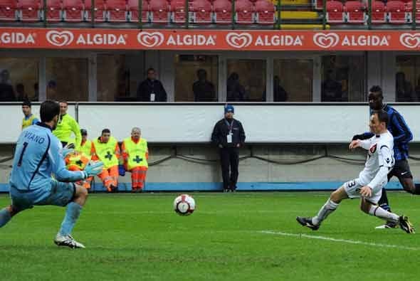Con este disparo Ballotelli hizo el segundo del Inter.