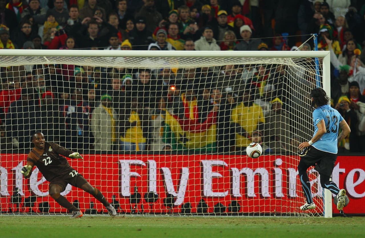 El guardameta Richard Kingson de Ghana no sabía que el goleador charrúa suele pinchar sus cobros de tiro penal.