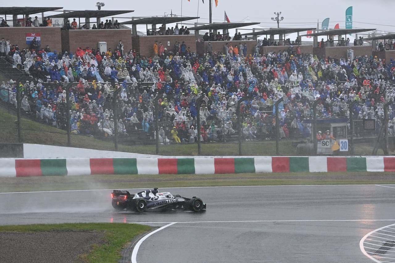 La fuerte lluvia hizo de las suyas en el circuito de Suzuka correspondiente al Gran Premio de Japón, lo que obligó a aplazar la carrera luego de apenas tres vueltas recorridas sin que haya un estimado de tiempo para reanudar la carrera.
