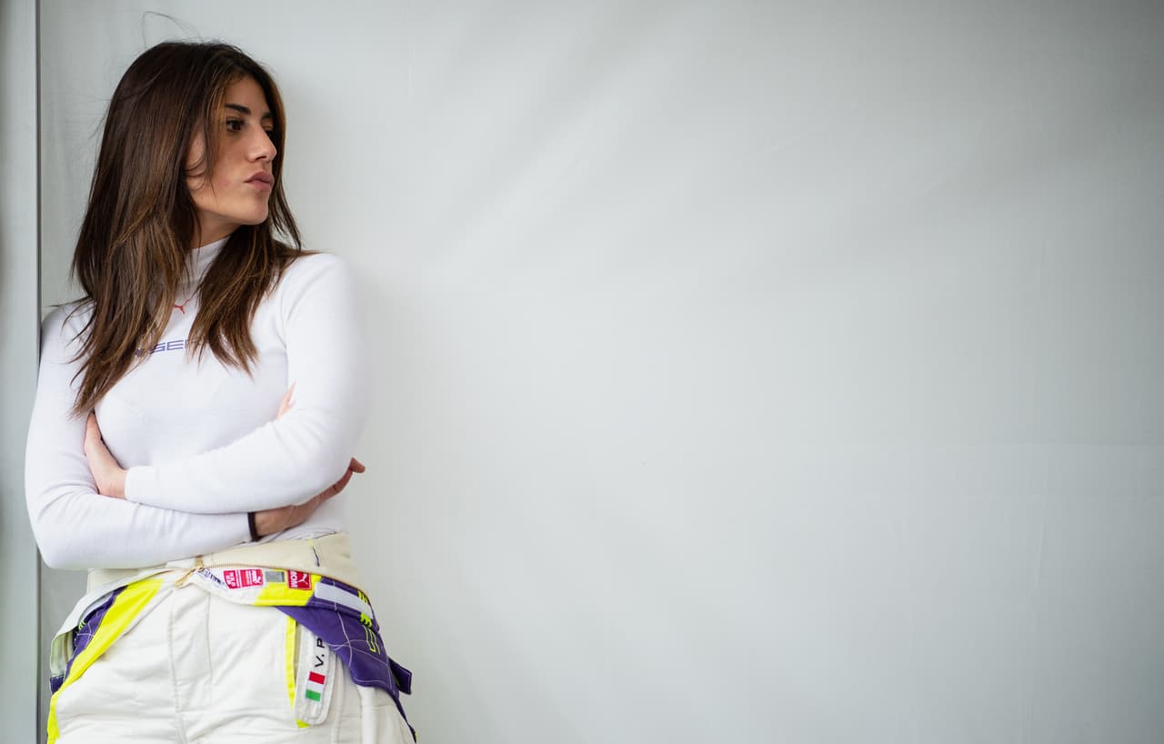 A partir de este viernes la polémica W Series, fórmula exclusiva para mujeres, dio inicio con las pruebas libres en Hockenheim, Alemania, donde el día domingo se correrá la primera válida del calendario. Las pilotos y sus equipos ya comenzaron a vivir esta novedosa experiencia que espera dar mucho de qué hablar.