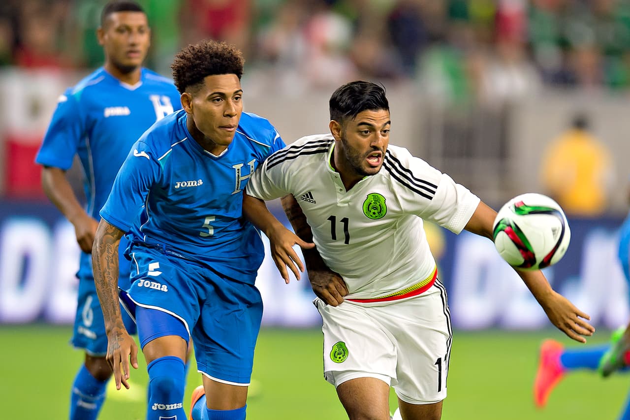 6 A Henry Figueroa le tocó marcar a Carlos Vela por la banda derecha y el delantero le puso un par de tiros a los postes. También sintió lo duro de sus entradas.