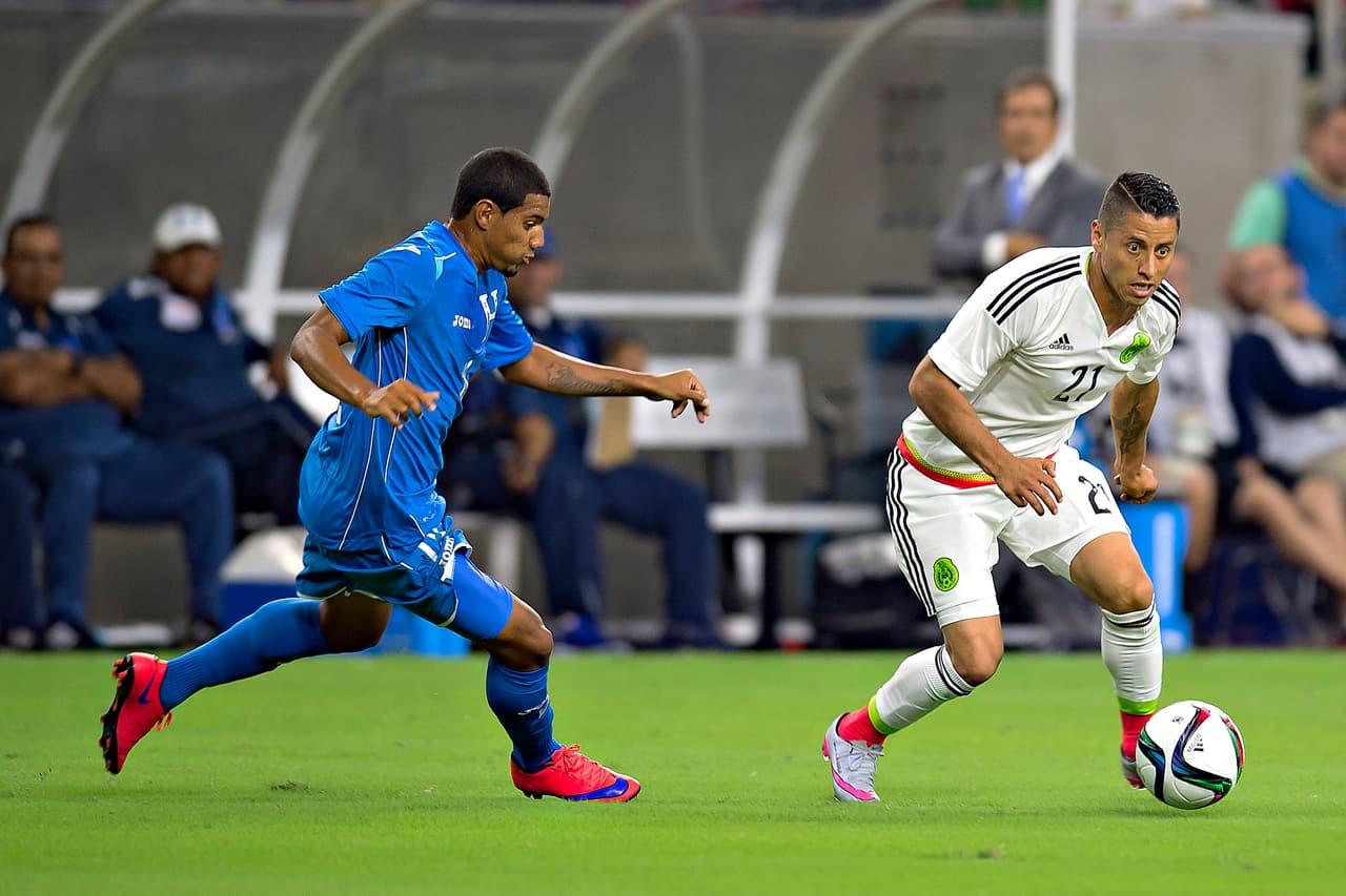 7 Carlos Esquivel parece la pieza ideal que el "Piojo" necesitaba por la banda derecha. Enseñó madurez y paciencia al buscar espacios contra el conjunto catracho.