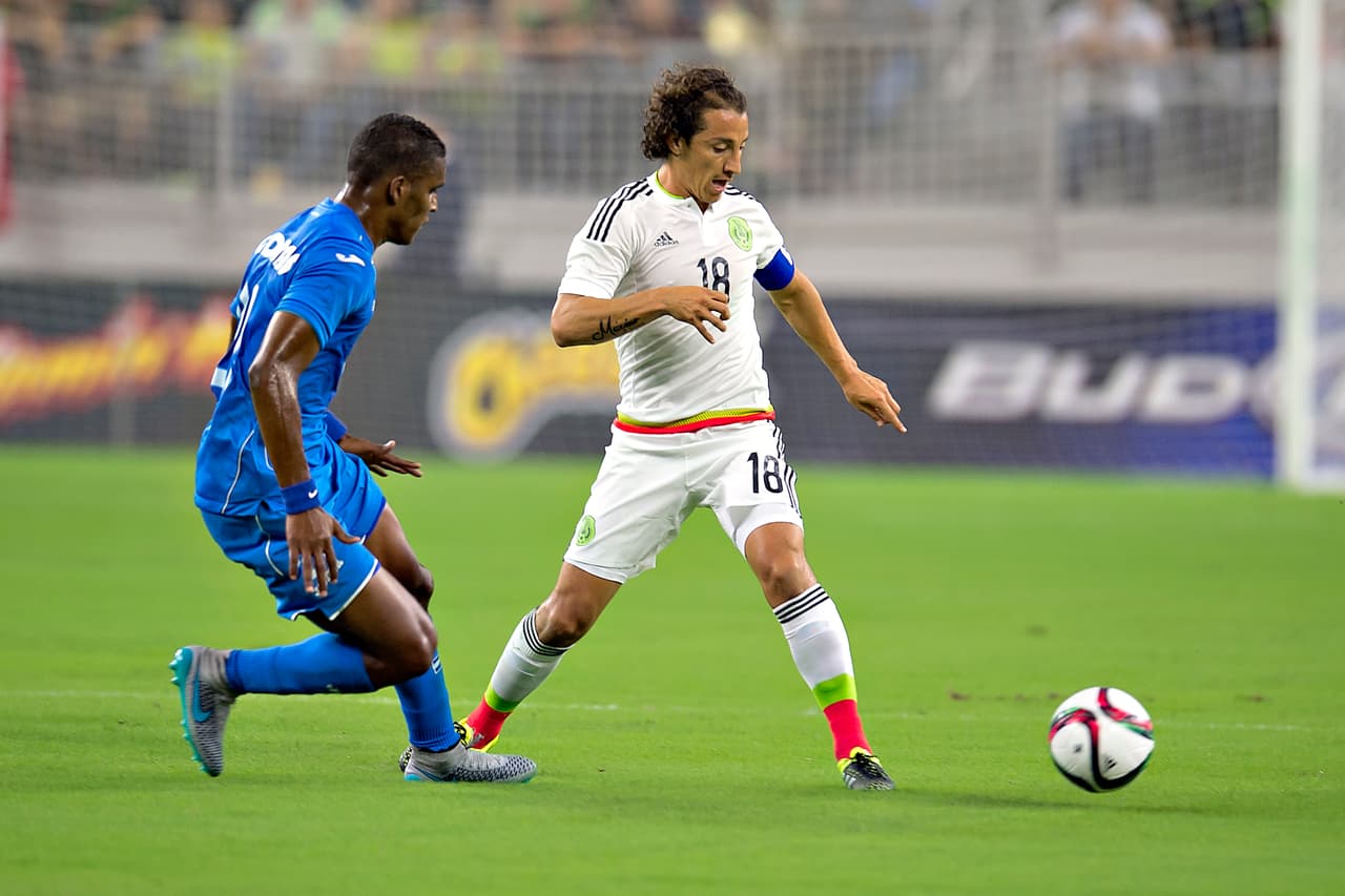 7 Andrés Guardado, con una línea de cuatro, tuvo mayor libertad de acción y lució en el armado del equipo por la banda derecha en el medio campo. Debió subir y bajar, y lo hizo con corrección.